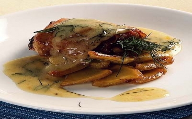 Pollo al limón con alcachofas y salsa de eneldo